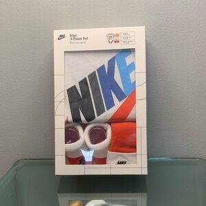 NWT Nike 3 Piece Infant Set Newborn 0-6 months